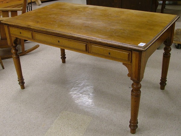 Appraisal: AN OAK WRITING TABLE English c having a flat rectangular