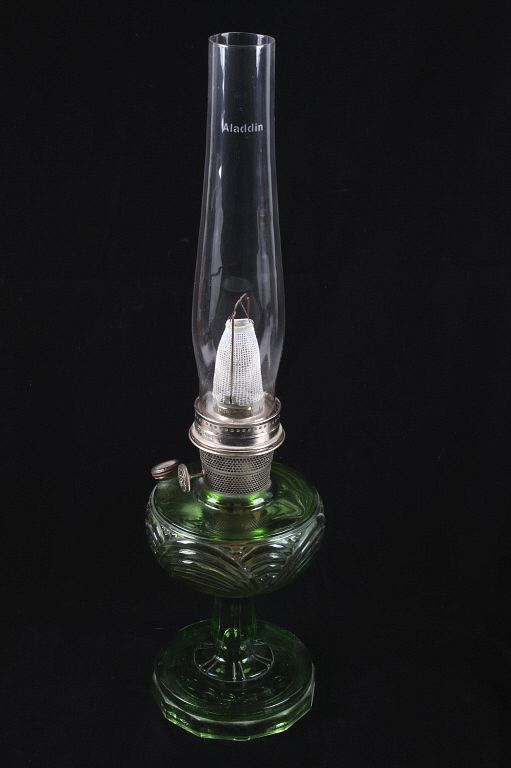 Appraisal: 's NU-Type Model B Aladdin Table Oil Lamp Featured in