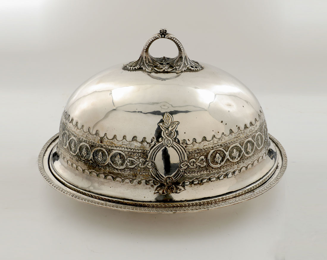 Appraisal: VICTORIAN SILVERPLATE EMBOSSED TURKEY DOME Applied stylized foliate handle embossed