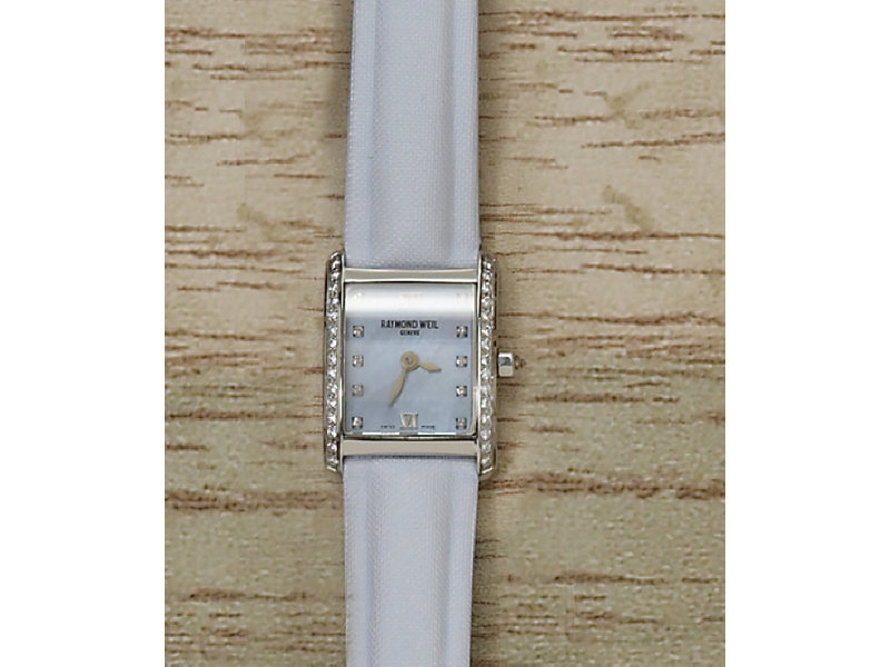 Appraisal: RAYMOND WEIL WATCH Lady's watch with stainless rectangular case set