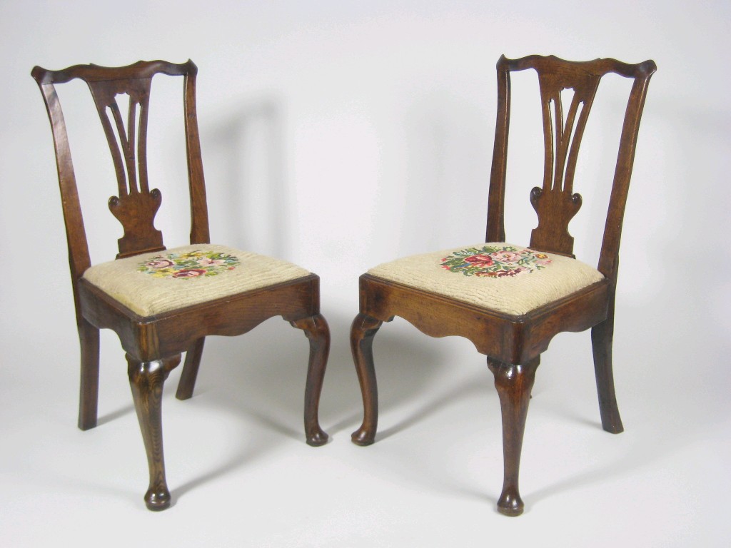 Appraisal: Pair of th Century oak Single Chairs with pierced splats