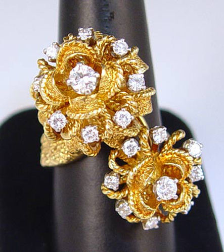 Appraisal: A BOLD K DIAMOND FLOWER RING K yellow gold ring