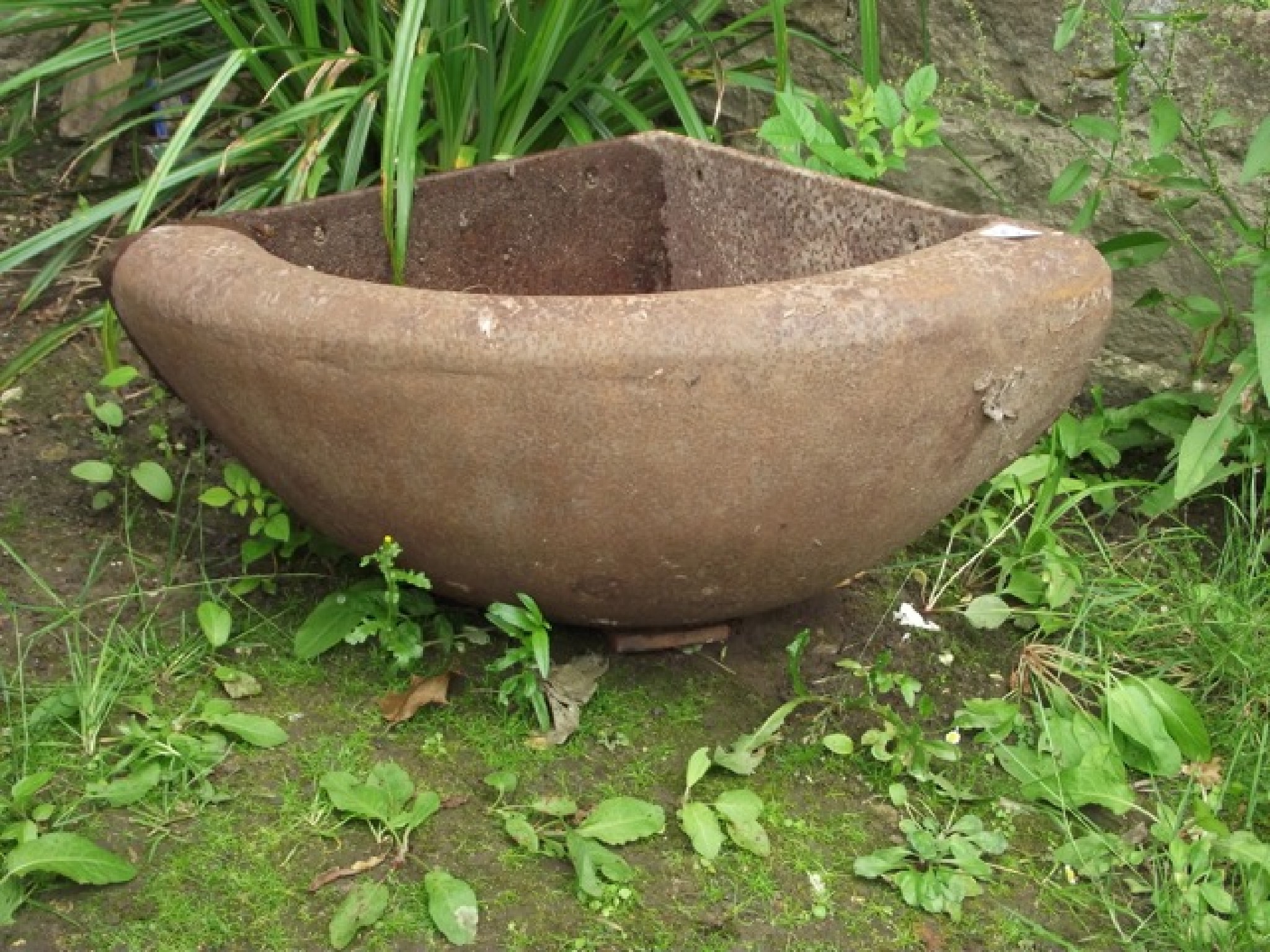 Appraisal: A small vintage cast iron wall mounted corner feeding trough