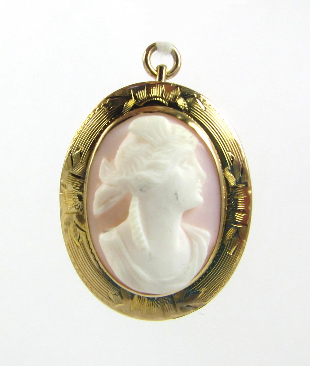 Appraisal: VICTORIAN CAMEO AND YELLOW GOLD PENDANT BROOCH The relief carved