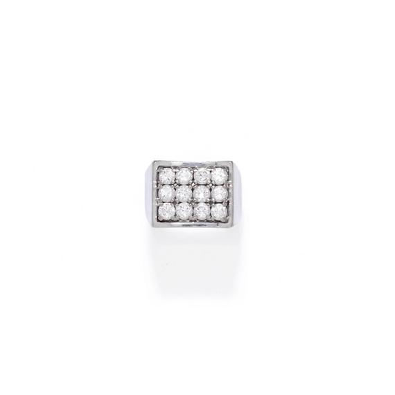 Appraisal: DIAMOND RING White gold Casual-elegant ring the rectangular top set