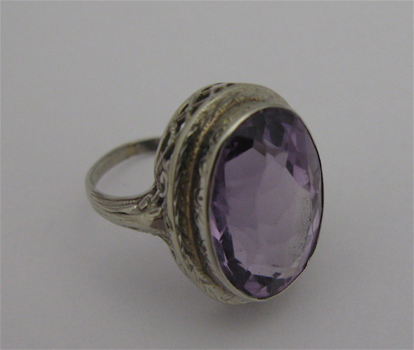 Appraisal: AMETHYST AND KARAT WHITE GOLD RING set with a single