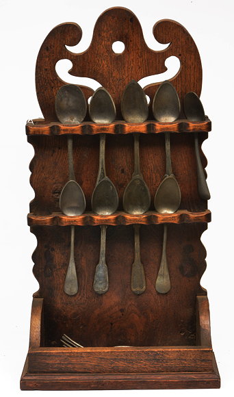 Appraisal: AN OLD OAK SPOON RACK WITH PIERCED SCROLLING DECORATION and