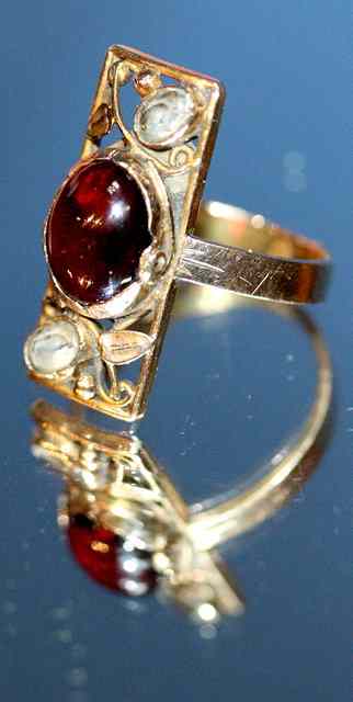 Appraisal: George Edward Hunt - An Arts Crafts gold ring in