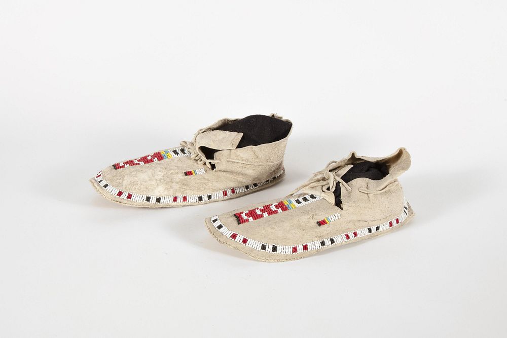 Appraisal: Apache Pair of Adult Moccasins ca Apache Pair of Adult