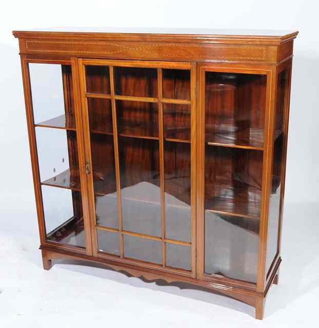 Appraisal: AN EDWARDIAN CABINET with single glazed door on square feet