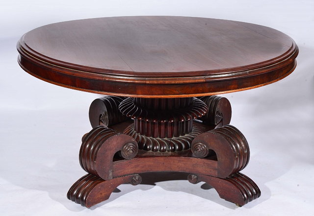 Appraisal: A VICTORIAN MAHOGANY CIRCULAR DINING TABLE on an exaggerated fluted