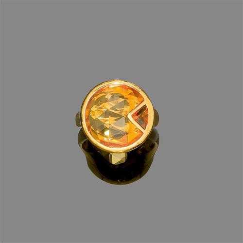 Appraisal: CITRINE AND GOLD RING Yellow gold Decorative casual-elegant ring the