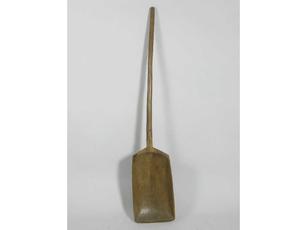 Appraisal: A th Century treen Grain Shovel with turned handle ft