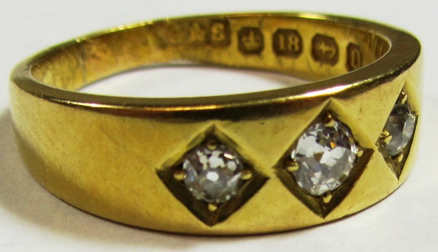 Appraisal: A Victorian ct gold and diamond set three stone ring