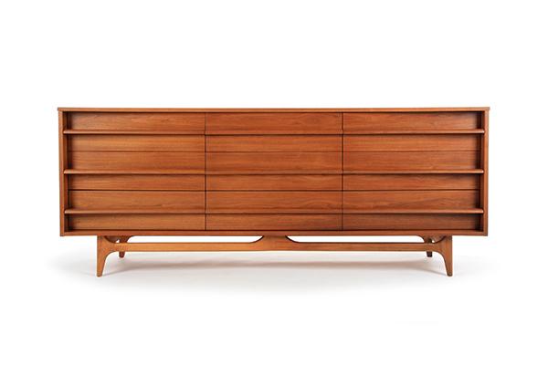 Appraisal: AN AMERICAN CURVE FRONTED LONG DRAWER c s America Walnut