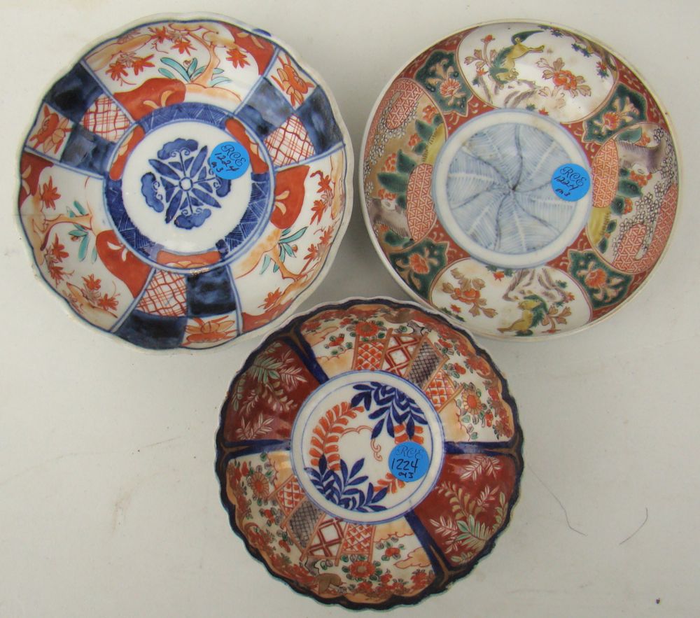 Appraisal: THREE ASSORTED IMARI PORCELAIN BOWLS Meiji PeriodWith paneled polychrome decoration