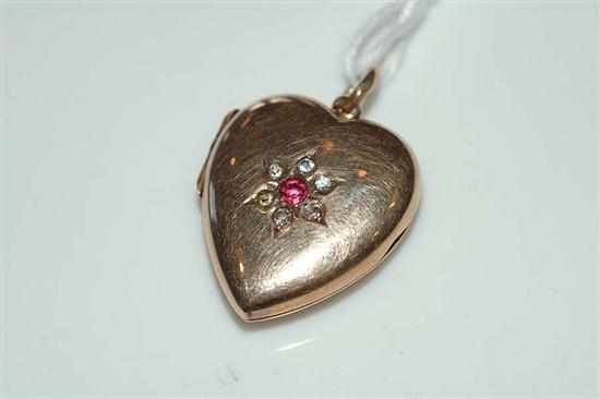 Appraisal: A PASTE SET HEART LOCKET IN CT GOLD