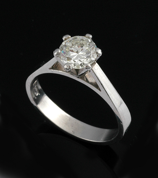 Appraisal: A DIAMOND SOLITAIRE RING The round brilliant cut diamond weighing