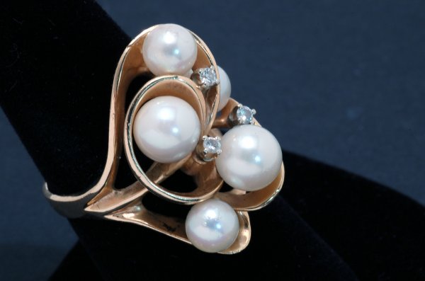 Appraisal: Ladies k yellow gold freeform cultured pearl and diamond ring