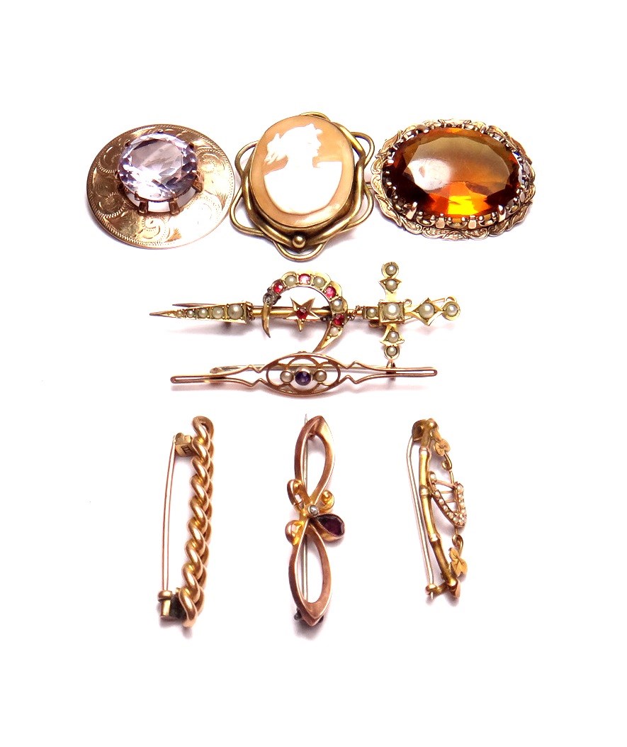 Appraisal: A ct gold circular brooch claw set with a circular