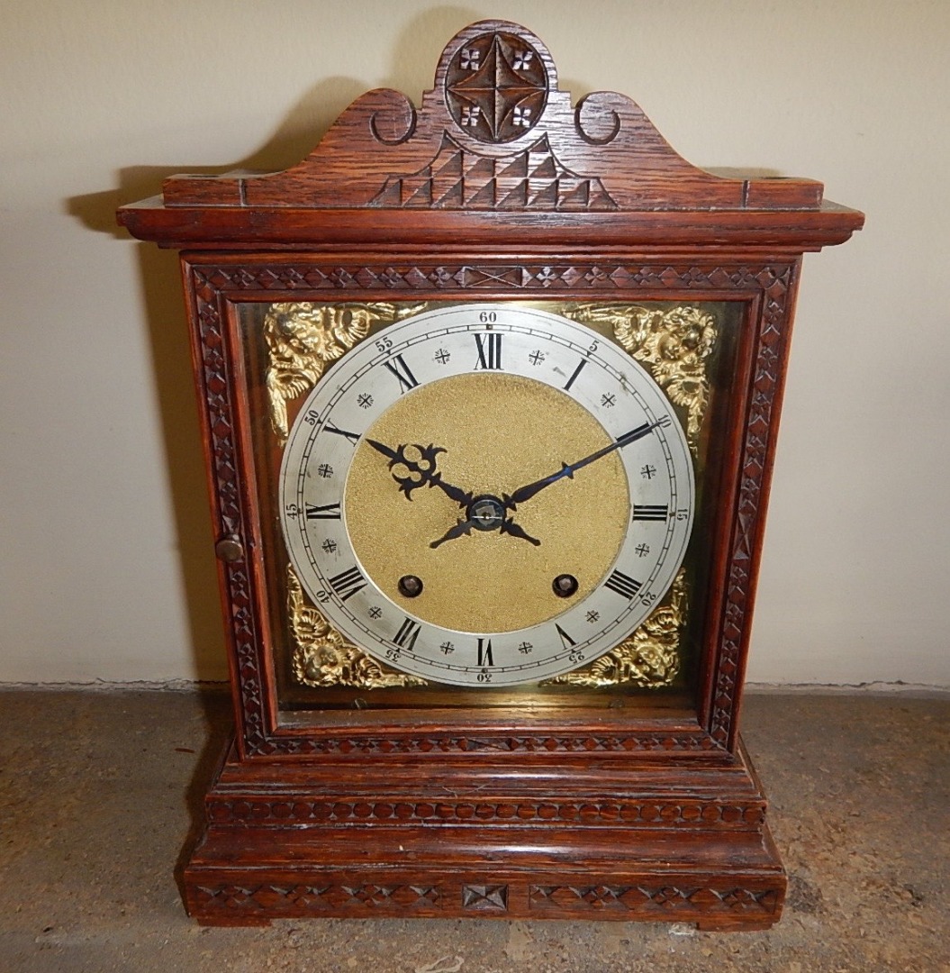 Appraisal: An Edwardian oak cased day mantel clock with square brass