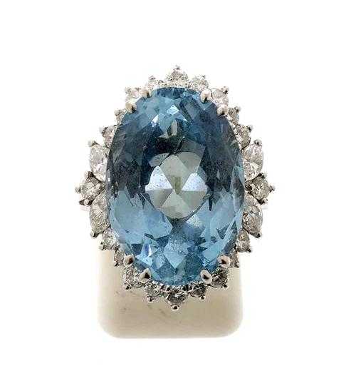 Appraisal: AQUAMARINE AND DIAMOND RING White gold Elegant ring set with