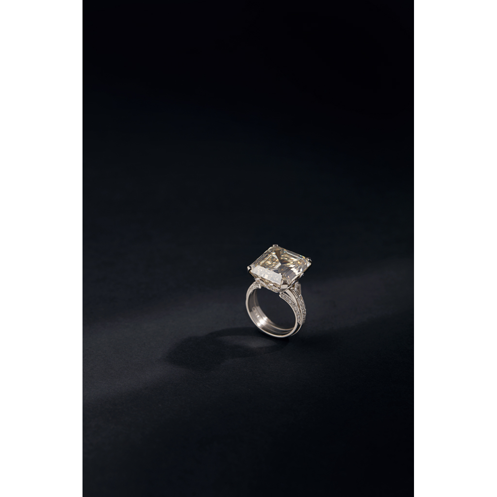 Appraisal: An Impressive single stone diamond ringclaw set with a large