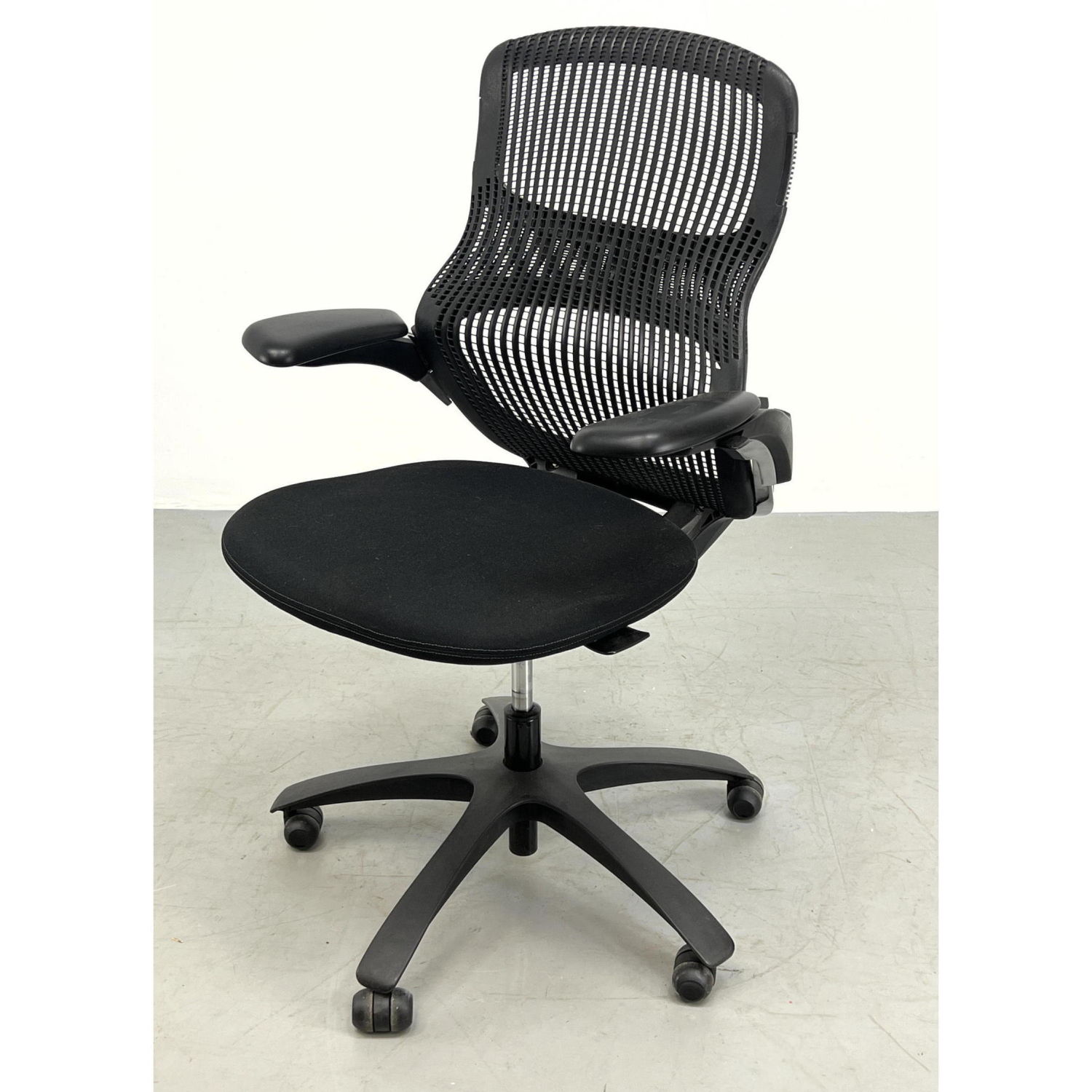 Appraisal: Black KNOLL Adjustable Mesh Office Desk Chair Dimensions H inches