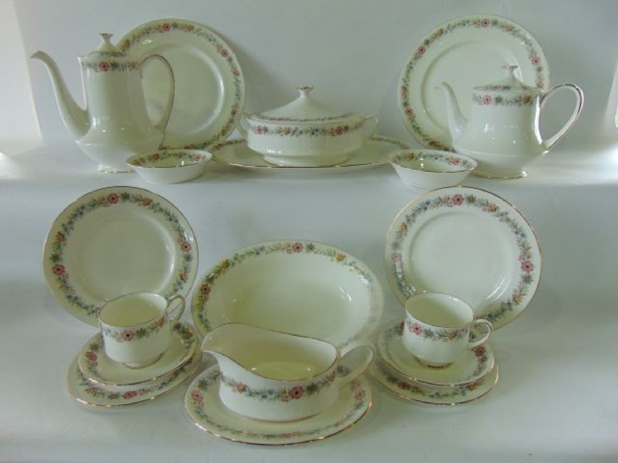 Appraisal: A collection of Paragon Belinda pattern dinner coffee and tea