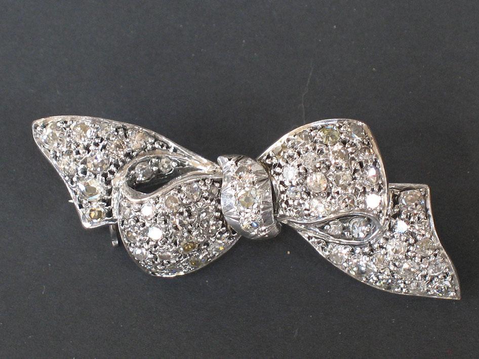 Appraisal: A PAVE-SET DIAMOND BROOCH in the form of a tied