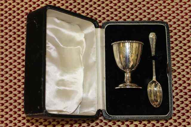 Appraisal: A CASED SILVER CHRISTENING EGG CUP and spoon with presentation