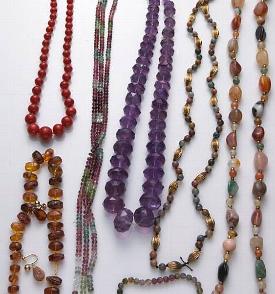 Appraisal: A collection of miscellaneous stone beads including amber jade coral