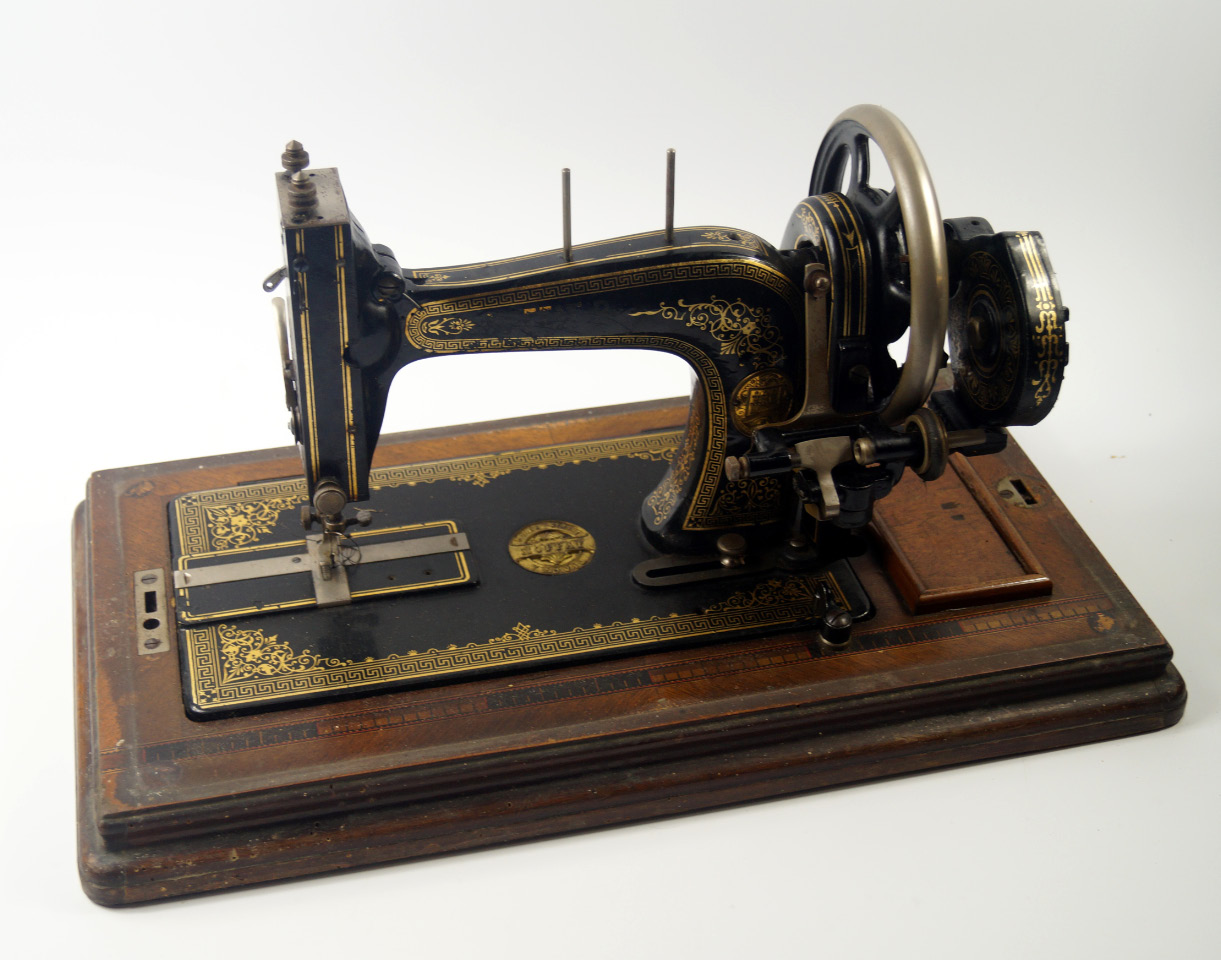 Appraisal: An early thC Heystenberg Co sewing machine for Moffat of