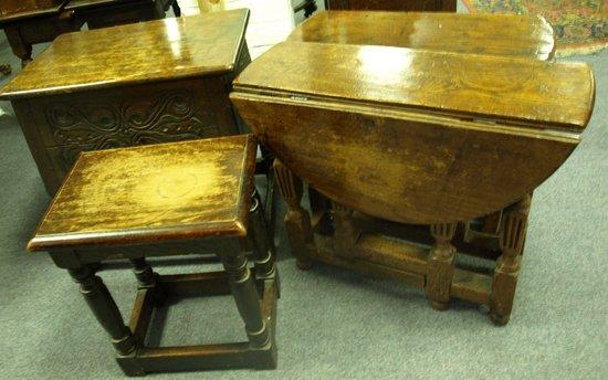 Appraisal: A small oak gateleg table cm a two-flap table a