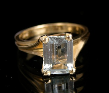 Appraisal: An Aquamarine Gold Ring k yellow gold ring set with