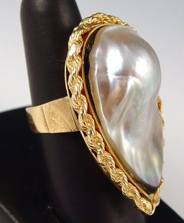 Appraisal: K CULTURED BLISTER PEARL RING K yellow gold ring with