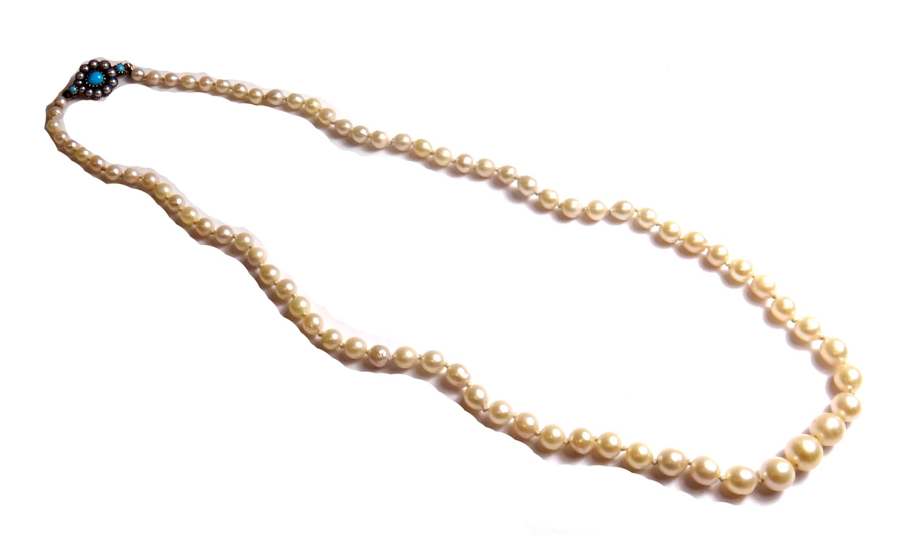 Appraisal: A single row necklace of graduated cultured pearls on a