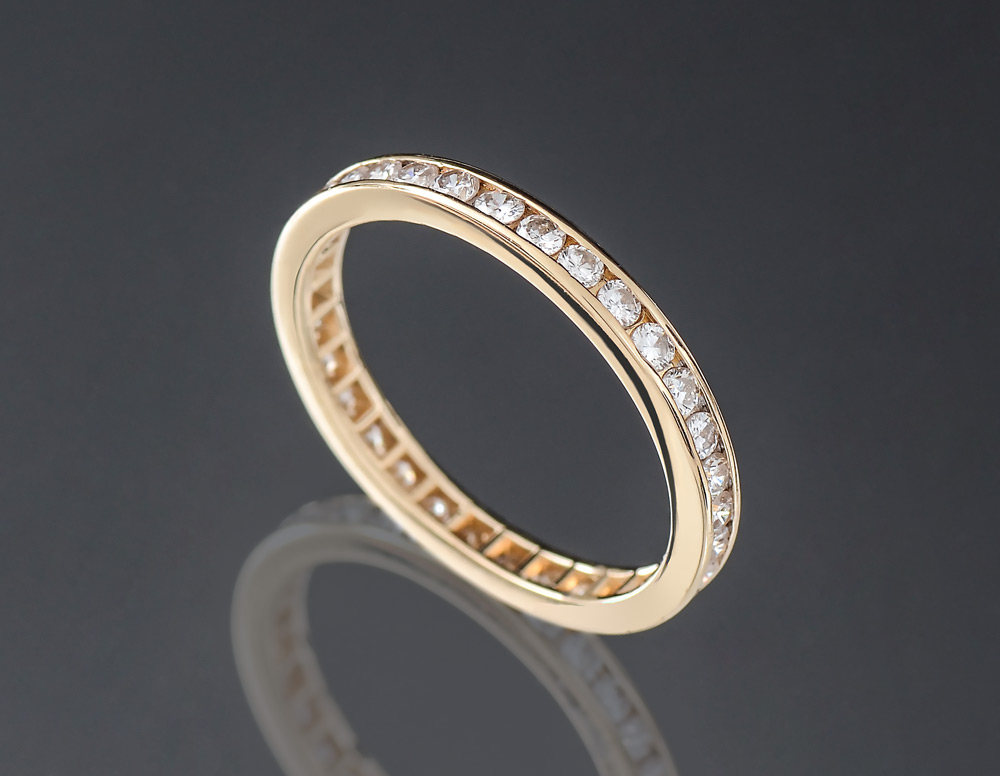 Appraisal: K ETERNITY BAND WITH DIAMONDS This lovely eternity ring is