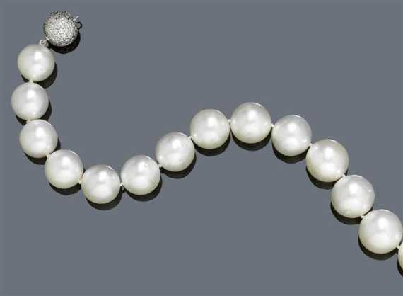 Appraisal: PEARL AND DIAMOND NECKLACE Clasp in white gold Attractive necklace