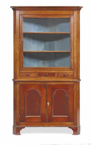 Appraisal: A TH CENTURY MAHOGANY CORNER CABINET The chamfered fall cornice