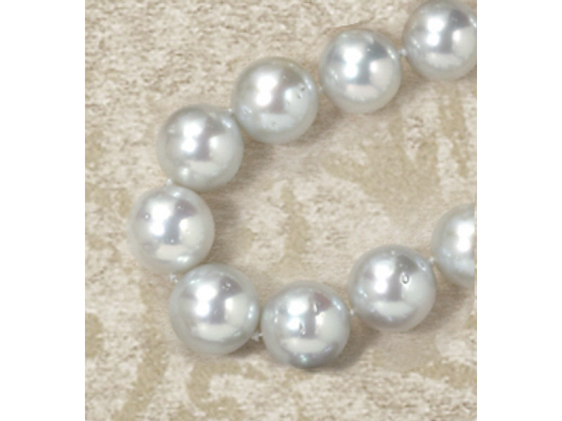 Appraisal: SILVER WHITE SOUTH SEA PEARL NECKLACE South Sea cultured pearl