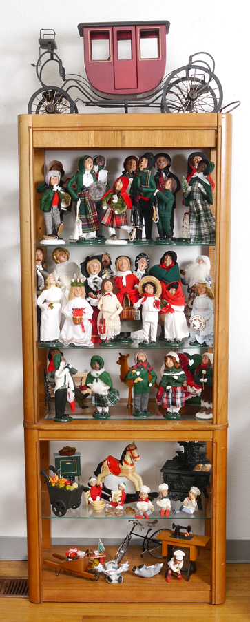 Appraisal: ORIGINAL BYERS CHOICE ''THE CAROLERS'' Approx pieces to include Santa