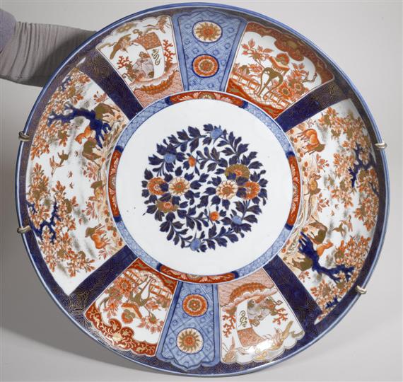 Appraisal: A LARGE IMARI CIRCULAR CHARGER Japan th c D cm