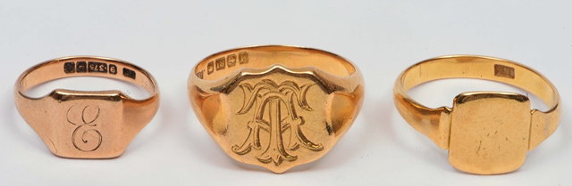 Appraisal: Three ct gold signet rings grams