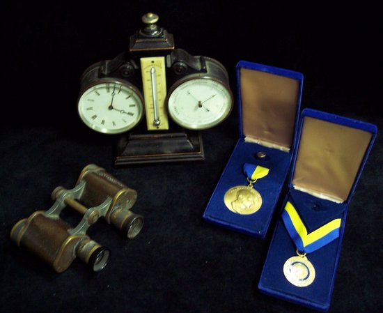 Appraisal: A twin clock and aneroid barometer with central barometer in