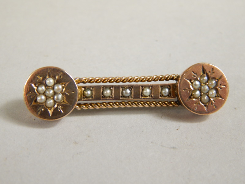 Appraisal: An Aesthetic period bar brooch with a rope twist outline