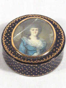 Appraisal: A round tortoiseshell and gold inlay snuff box with oval