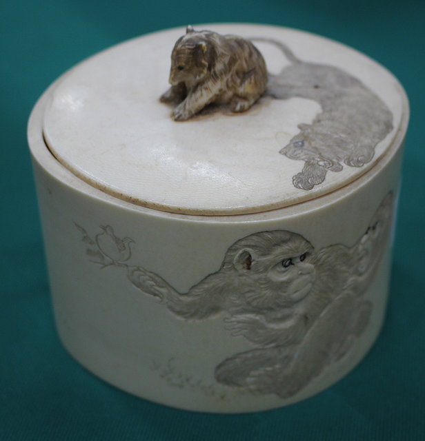 Appraisal: AN ANTIQUE JAPANESE IVORY BOX AND COVER the lid with