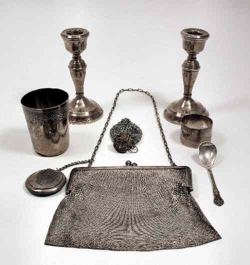 Appraisal: A George V lady's silver mounted and mesh evening bag