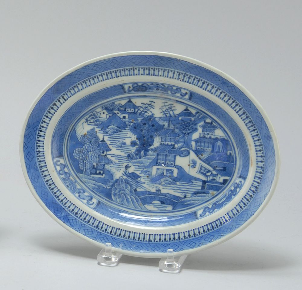 Appraisal: BLUE AND WHITE CHINESE EXPORT PORCELAIN DISH Late th Early